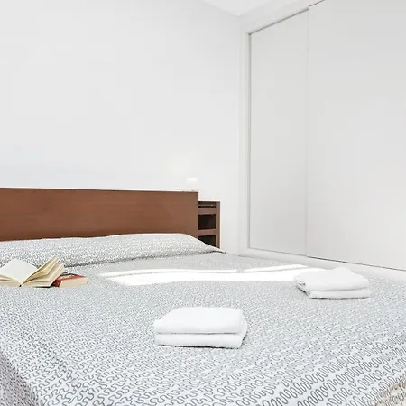 Villa Sleeps 8 *