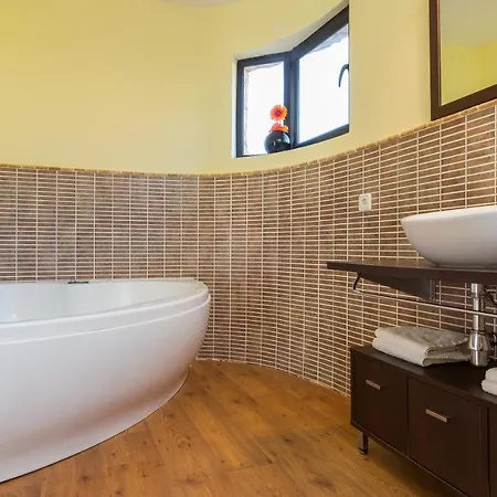 Villa Sleeps 8 *