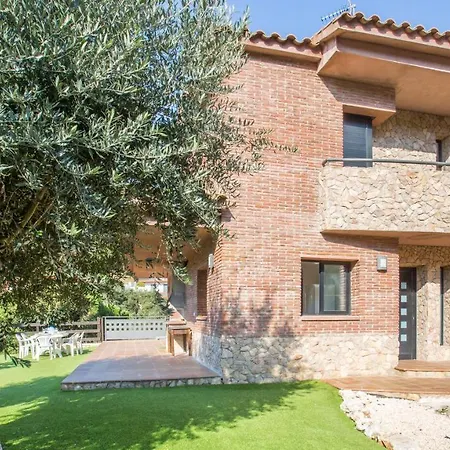 Villa Sleeps 8 *
